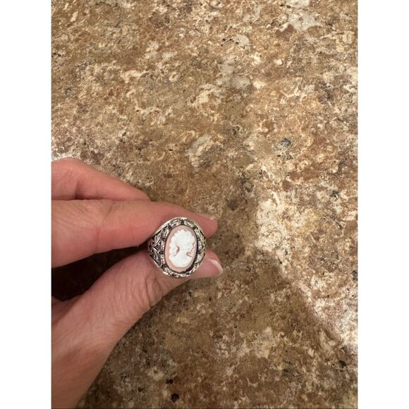 Woman’s vintage style cameo ring size 6 - Picture 3 of 3